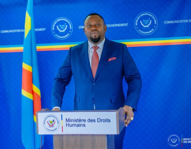 Le Ministre Samuel MBEMBA KABUYA dresse le bilan des atrocités commises par le Rwanda durant l&rsquo;occupation de la ville d&rsquo;Uvira. Plus de 1 500 morts et 14 400 femmes violées