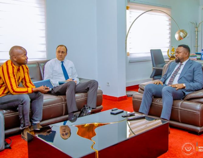 Campagne six millions de voix pour la justice au Congo : Amnesty International présente le projet au ministre Samuel MBEMBA et accuse le Rwanda de piller les richesses de la RDC